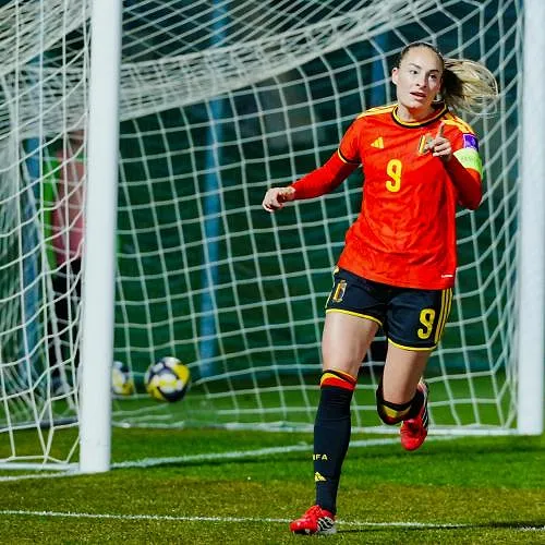 Tessa Wullaert bereikt kaap van 100 doelpunten bij de Red Flames