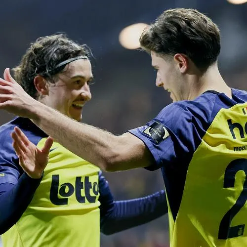 Union wint van Genk (2-1) en pakt voorlopig vier punten voorsprong op achtervolger Club Brugge