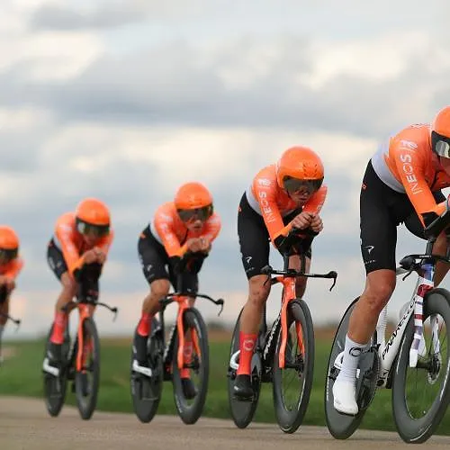 INEOS Grenadiers wint ploegentijdrit in Parijs-Nice, Juan Ayuso pakt de gele trui