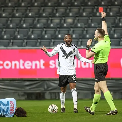 Een own goal en een rode kaart: ex-Standardspeler doet Eupen kopje-onder gaan