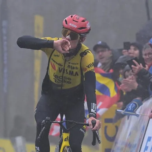 Jonas Vingegaard grijpt de gele trui in Parijs-Nice!