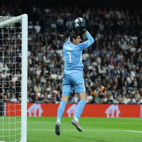 De ongelooflijke uitworp van Thibaut Courtois bij de openingstreffer… en de flater van Donnarumma! (video)