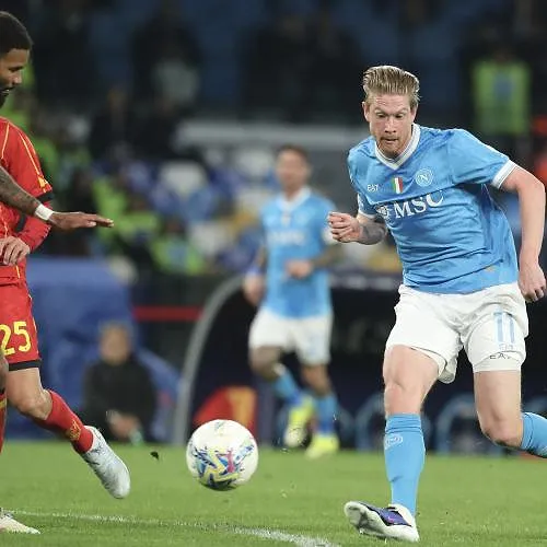 Dankzij een sterke Kevin De Bruyne draait Napoli het duel met Lecce om (2-1) en boekt het een derde zege op rij