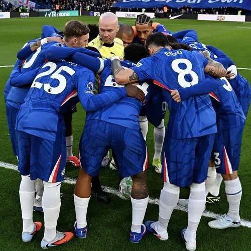 Het hilarische beeld van de dag: wanneer de scheidsrechter deelneemt aan de voorbespreking van Chelsea