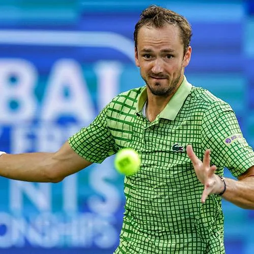 Daniil Medvedev vloert Carlos Alcaraz en treft Jannik Sinner in droomfinale Indian Wells