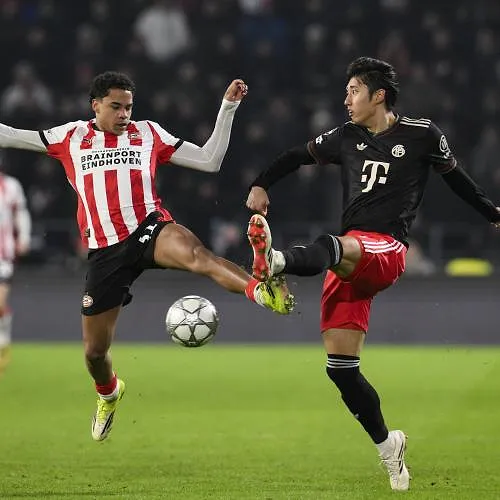 Vreselijke beelden in Nederland: Noah Fernandez verlaat het veld met blessure