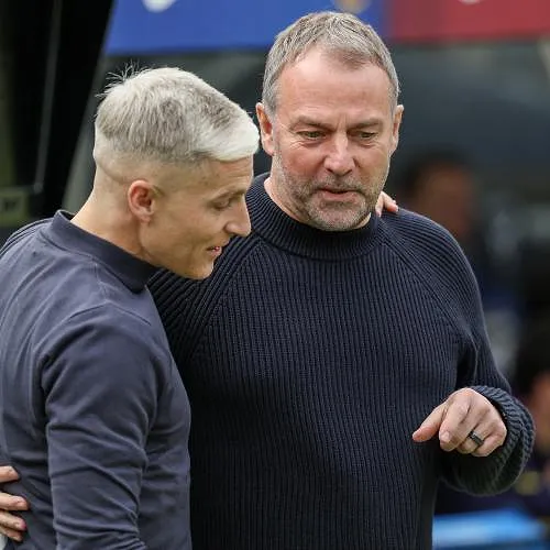 “Hij is hier erg gelukkig”: Hansi Flick staat op het punt zijn contract bij Barcelona te verlengen!