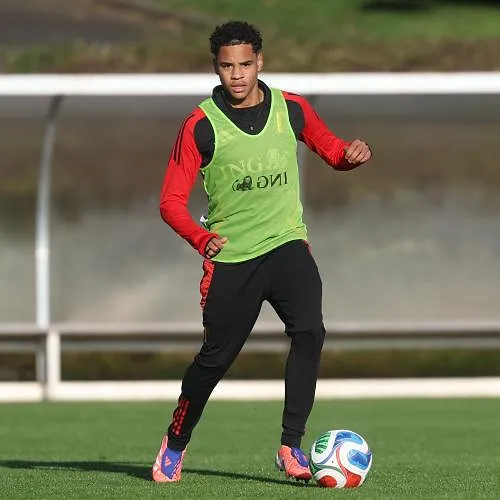 Belgische parel zwaar geraakt aan de knie? Noah Fernandez verlaat het veld in tranen bij PSV