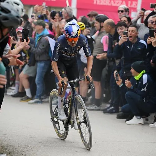Milaan-Turijn : Pidcock klimt naar winst in oudste klassieker, Uijtdebroeks wordt vijfde bij comeback