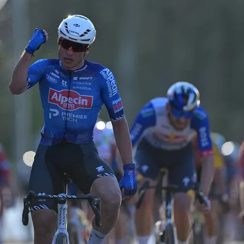 Jasper Philipsen sprint naar eerste seizoenszege in Nokere, Jordi Meeus tweede