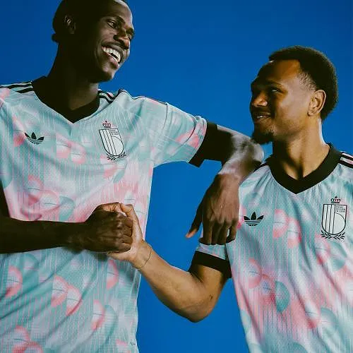 Nieuw uitshirt van Rode Duivels is eerbetoon aan René Magritte