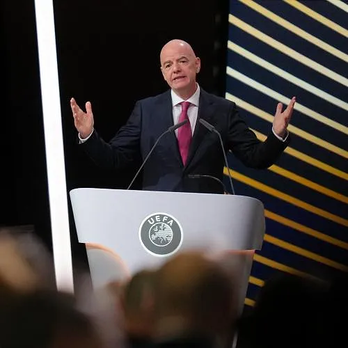 FIFA-voorzitter Infantino wil dat WK zoals gepland doorgaat