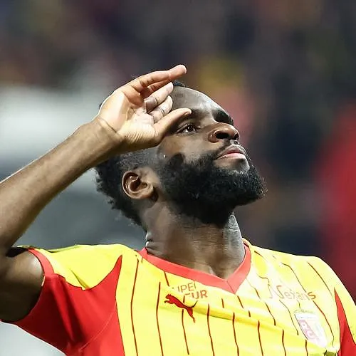 Lens verplettert Angers (5-1) en zet PSG onder druk