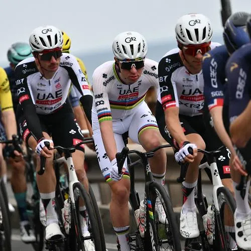 Milaan-Sanremo: Pogacar en Van Aert tegen de grond! Zware valpartij op 32 km van de finish