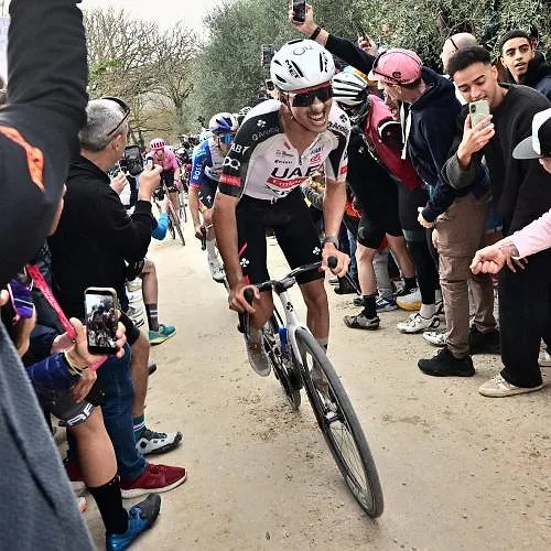 Milaan-Sanremo: na zijn val loopt Jan Christen, ploegmaat van Pogacar, een sleutelbeenbreuk op