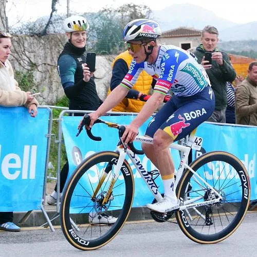 Ten val door een gat, Evenepoel stelt gerust : « Ik heb pijn, maar gelukkig is er niets gebroken »