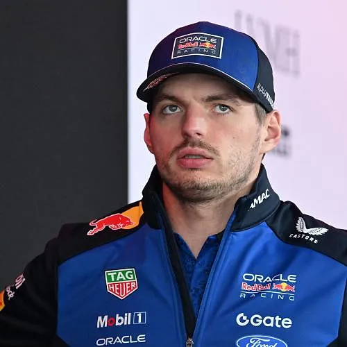 “Ik zeg geen woord zolang hij erbij is”: wraakzuchtig sluit Verstappen een Engelse journalist uit van een persconferentie