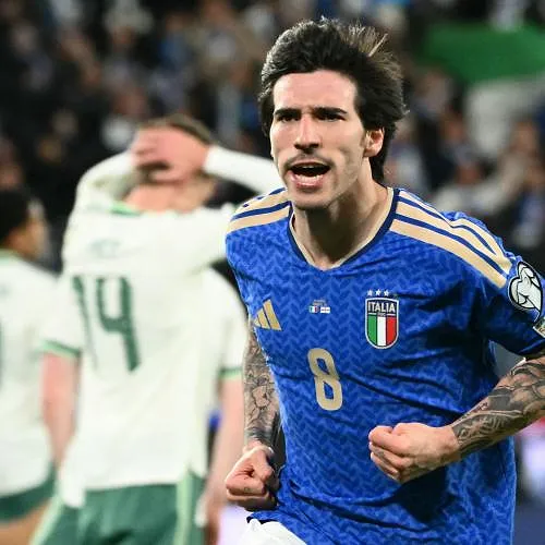 Italië houdt WK-hoop levend na zege tegen Noord-Ierland (2-0)