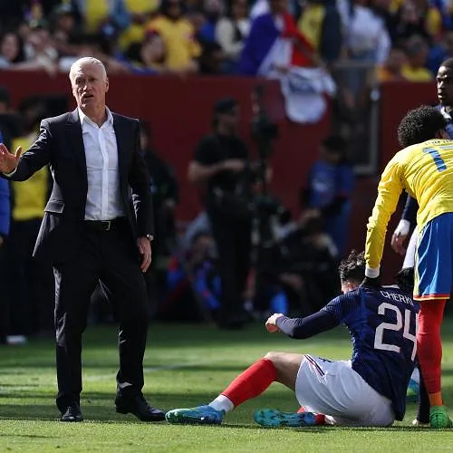 « Hij kan zijn been breken » : Didier Deschamps boos over agressiviteit van Colombia