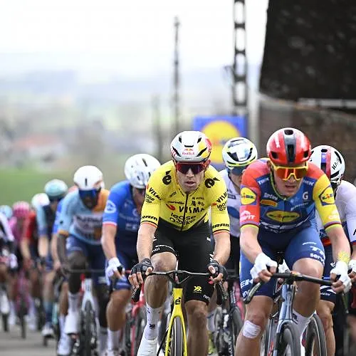 « Ik heb zoveel respect voor jou » : Mads Pedersen vol lof voor het nummer van Wout van Aert