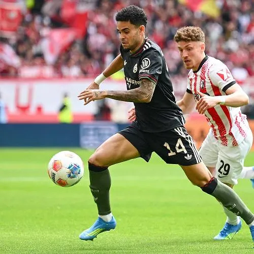 Ongelooflijk: Bayern buigt 2-0 achterstand om tegen Freiburg (2-3) en zet grote stap richting titel