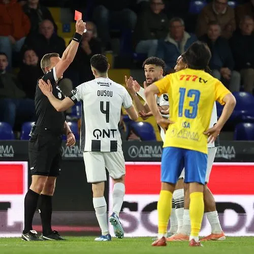 De scheidsrechter van Westerlo-Charleroi kwam naar de Carolo-kleedkamer om zich te excuseren!