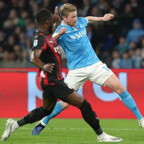 Napoli klopt AC Milan (1-0) en rukt op naar de tweede plaats in de Serie A