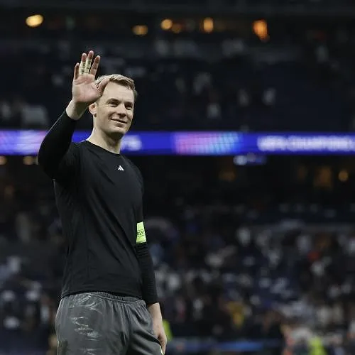 Manuel Neuer, de beste keeper aller tijden? «Dat is een beetje lastig tegenover Courtois», glimlacht Kompany