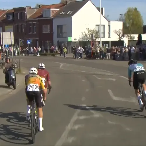 Bizar tafereel in de Scheldeprijs: scooter scheert rakelings langs kopgroep