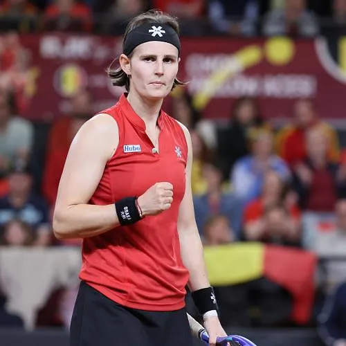 Greet Minnen wint in het enkelspel en kwalificeert de Yellow Aces voor de Final 8 van de Billie Jean King Cup!