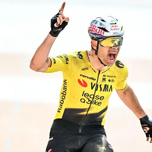 Parijs-Roubaix: hij heeft het gedaan! Wout van Aert wint sprint tegen Tadej Pogacar