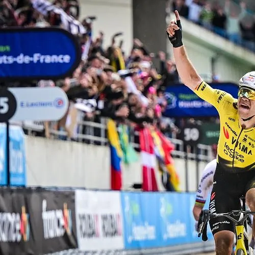 Parijs-Roubaix: « Deze zege is voor Michael » – met vinger naar de hemel draagt Van Aert zijn overwinning op aan overleden ploegmaat