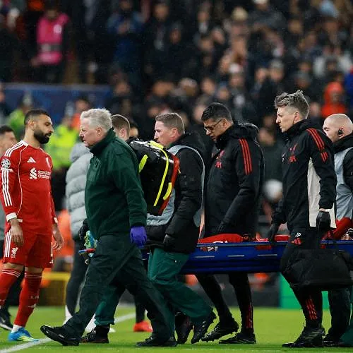 Vreselijke beelden voor Hugo Ekitike: WK 2026 lijkt ver weg na zware blessure