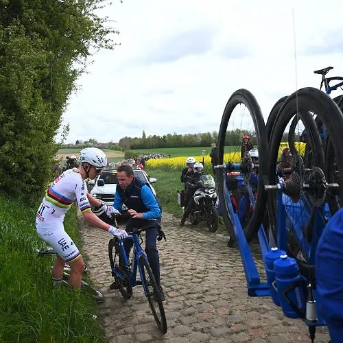 “De pechhulp was snel, dat is het belangrijkste”: Shimano verdedigt zich na kritiek van Pogacar