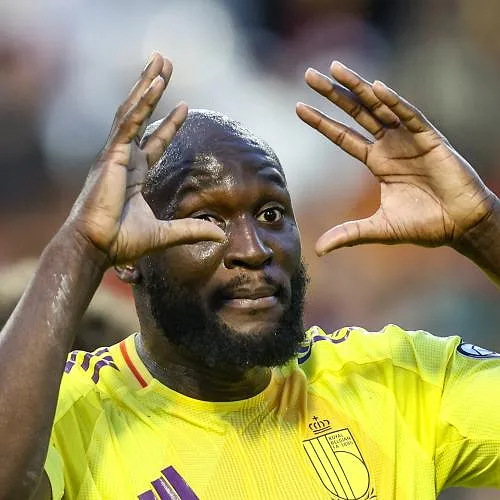 Romelu Lukaku trefzeker tijdens oefenwedstrijd tegen SL16