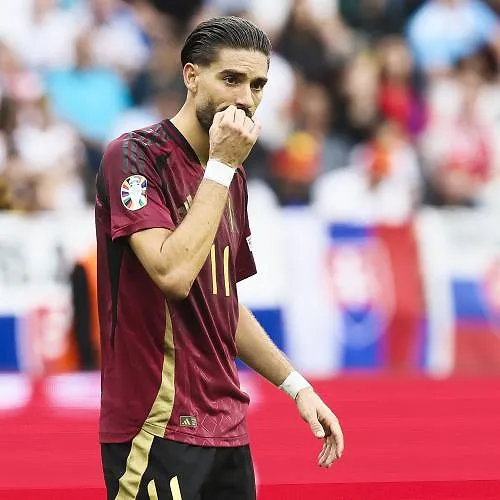 Carrasco gaat door het lint na gemene tackle: Rode Duivel krijgt rood na applaus voor scheidsrechter