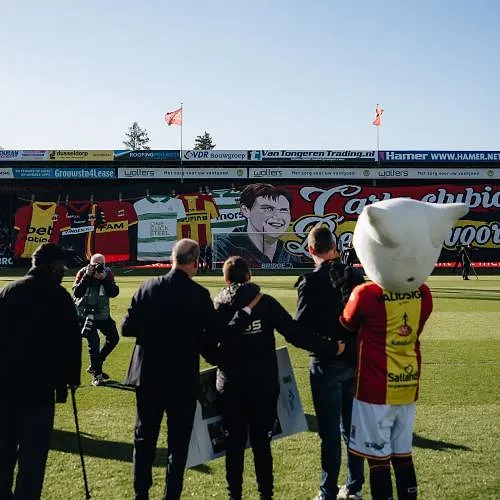 Tifo en speciale shirts: het ongelooflijke eerbetoon van Go Ahead Eagles aan de wasvrouw die na 27 jaar met pensioen gaat