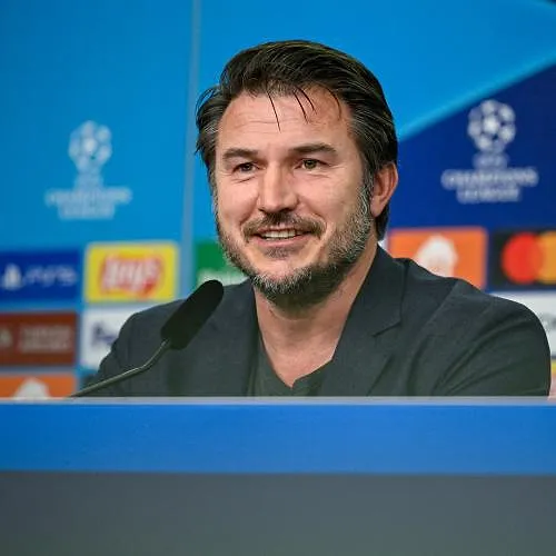 Zorgen om Carl Hoefkens: trainer van Breda opgenomen in het ziekenhuis na nederlaag tegen Ajax