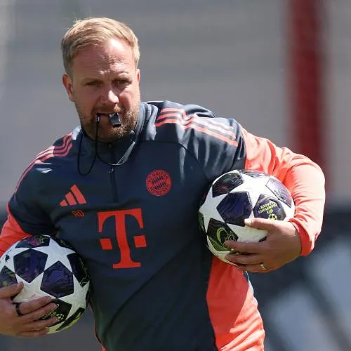 Champions League: wie is Aaron Danks, de man die Vincent Kompany vervangt voor de heenwedstrijd tegen PSG?