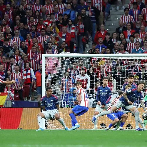 Ben White loopt over logo van Atlético: kamp-Simeone reageert furieus (video)