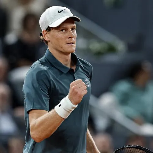 Jannik Sinner rekent in twee sets af met Arthur Fils en plaatst zich voor finale Masters 1000 Madrid