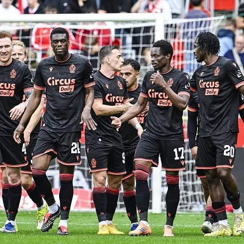 Standard scoort vijf keer tegen Antwerp (0-5) en komt opnieuw aan de leiding van de Europe Play-offs samen met Westerlo en Genk!