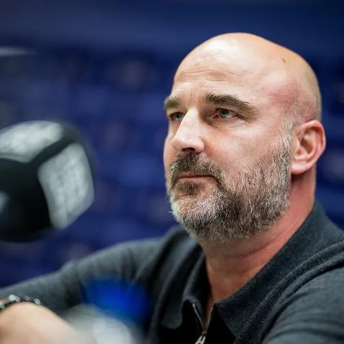 “Het werk dat ik ga doen moet in verhouding staan tot het prestige van de club”: Antoine Sibierski voorgesteld bij Anderlecht
