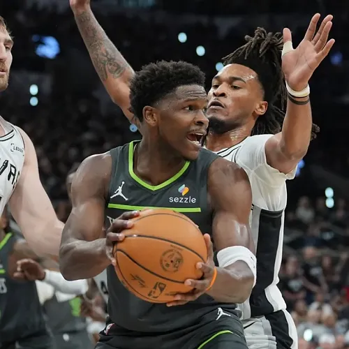 NBA: Spurs verpletteren Wolves en komen op 1-1, Knicks winnen opnieuw van Sixers
