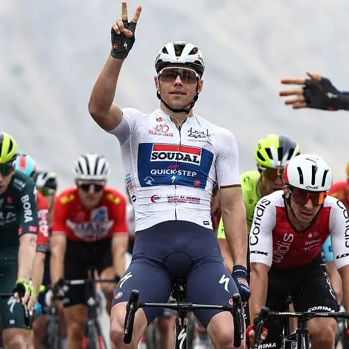 Giro: Fransman Paul Magnier wint eerste etappe en pakt roze trui