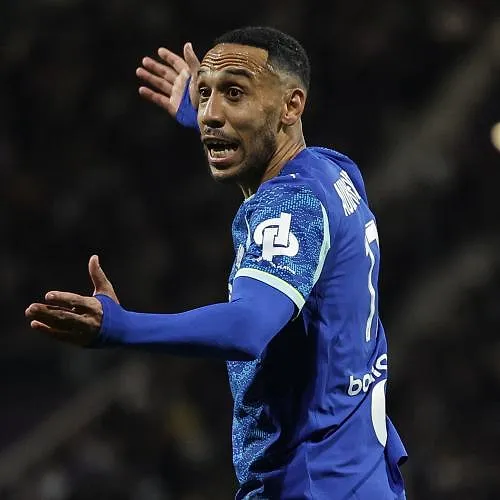Polemiek bij OM: Aubameyang uit selectie gezet na gebruik brandblusser op staflid tijdens afzondering