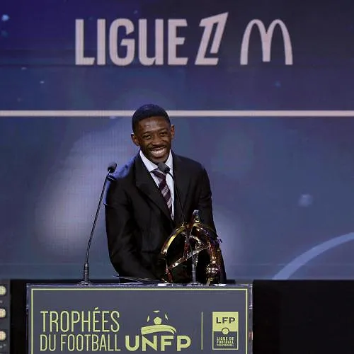Dembélé verkozen tot beste speler in de Ligue 1, een trofee die zwaar op de maag ligt: « Hij heeft nog niet de helft van het seizoen gespeeld »