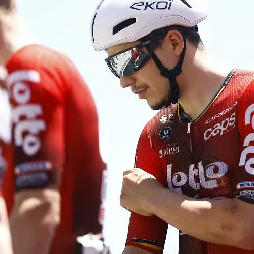 Arnaud De Lie geeft er de brui aan in de Giro tijdens de vierde etappe!