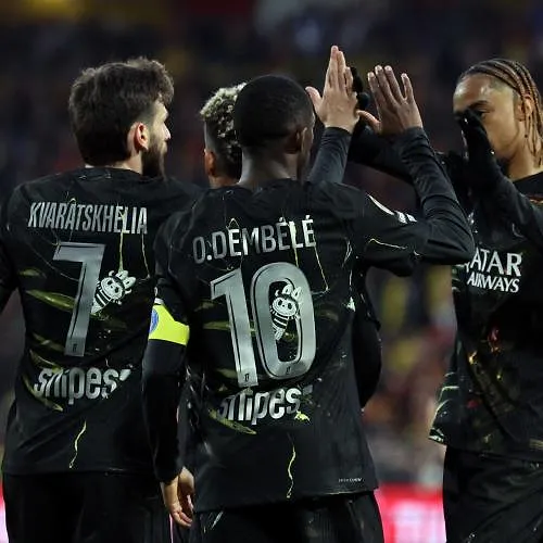 PSG wint bij Lens (0-2) en kroont zich tot kampioen van de Ligue 1!