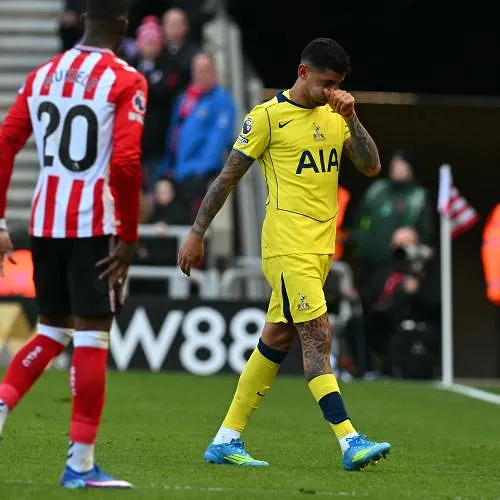 “Verkoop hem deze zomer” : afwezigheid van Cristian Romero voor cruciale wedstrijd van Tottenham valt slecht bij supporters